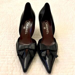 Vintage Chanel Black leather bow pumps